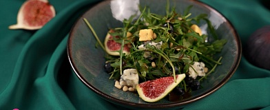 Salad with figs and rucola
