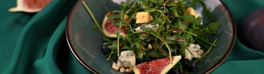 Salad with figs and rucola