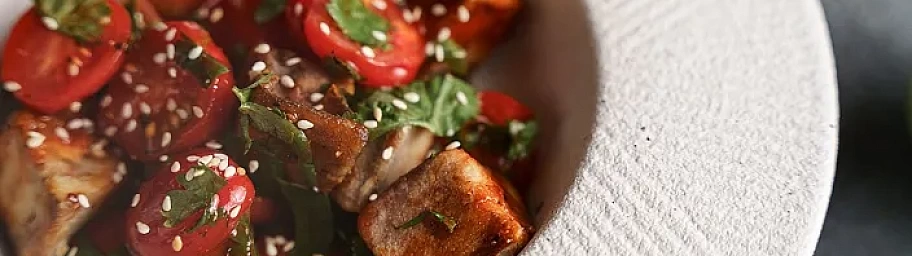 Salad with crispy eggplant with Tamaki Meat Sauce