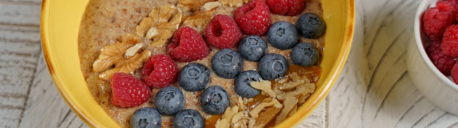 “Live breakfast” of berries, flax and Tamaki Seaberry sauce
