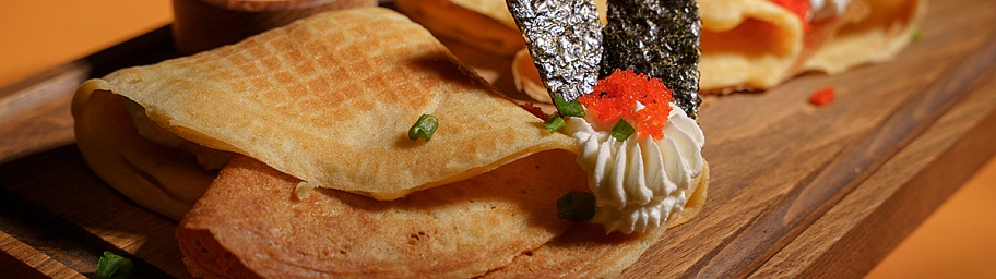 Crispy waffles with salmon with Spicy sauce Tamaki