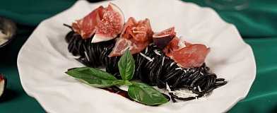 Black pasta with prosciutto, figs and gorgonzola