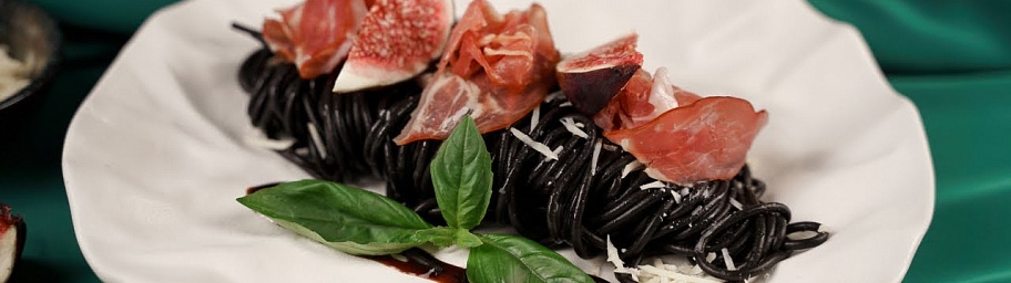 Black pasta with prosciutto, figs and gorgonzola