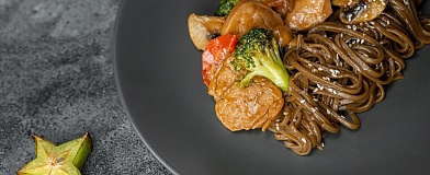 Buckwheat noodles with pork in Teriyaki sauce Tamaki