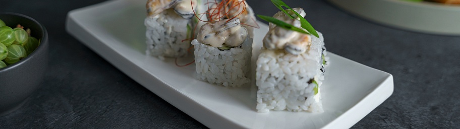 Roll with mussels in Sweet Chili sauce