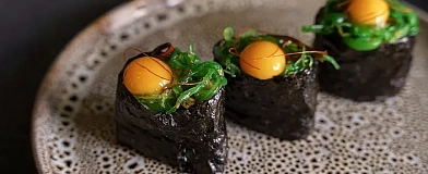 Gunkans with salad chuka in Sesame sauce Tamaki