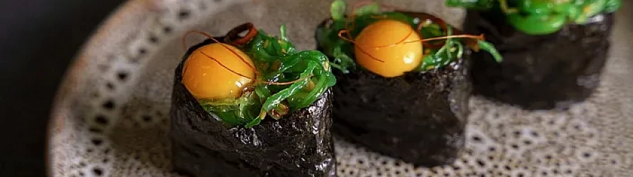 Gunkans with salad chuka in Sesame sauce Tamaki