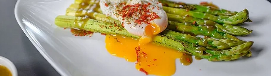 Asparagus with poached egg and Jalapeno sauce Tamaki