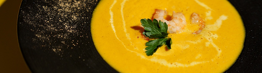 Curry cream soup with shrimp with Pineapple curry sauce Tamaki